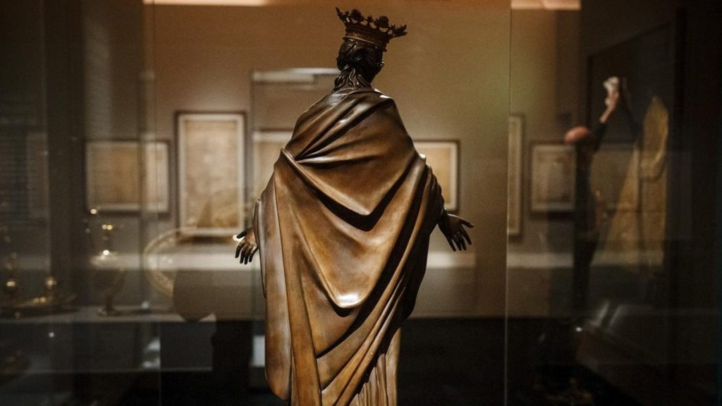 FOTO: Sisa-sisa Harta Karun Notre Dame Dipamerkan Lagi di dalam dalam Paris