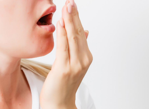 Paling Ampuh! Begini Cara Menghilangkan Bau Mulut untuk Selamanya secara Alami