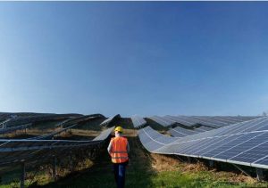 Jenis-Jenis PLTS dan Aplikasinya: Dari Atap Rumah Hingga Pembangkit Skala Besar di Indonesia